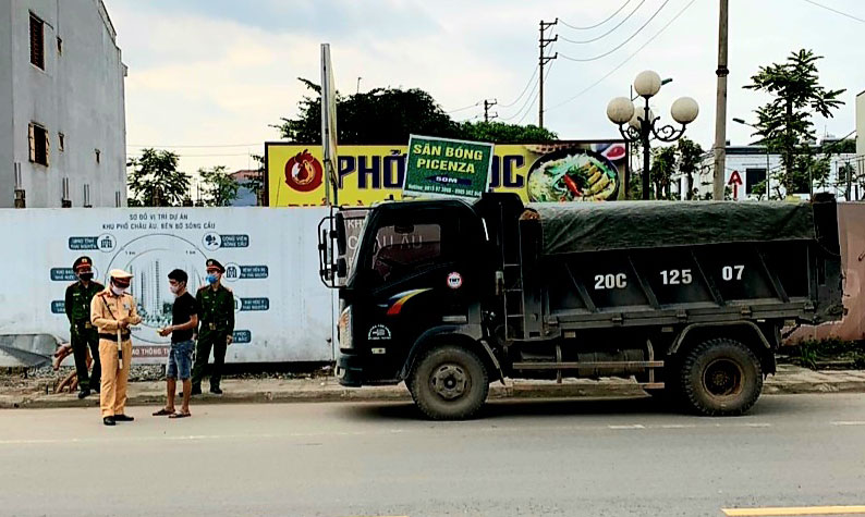  Lực lượng cảnh sát giao thông, Công an T.P Thái Nguyên tuần tra, kiểm soát phương tiện trên địa bàn.