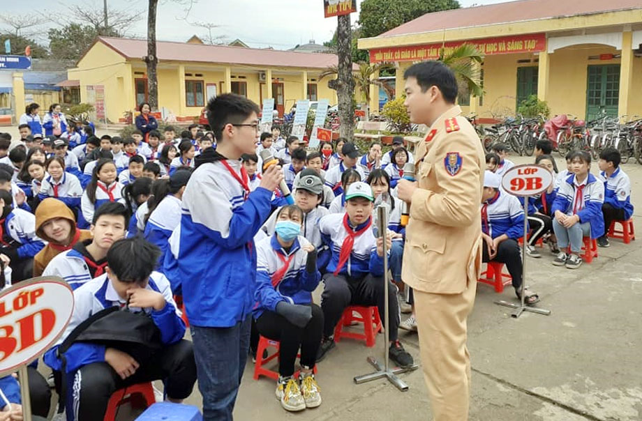  Công an T.P Thái Nguyên tuyên truyền, tuyên truyền, phổ biến kiến thức pháp luật về trật tự ATGT cho học sinh Trường THCS Chùa Hang 1 (T.P Thái Nguyên).