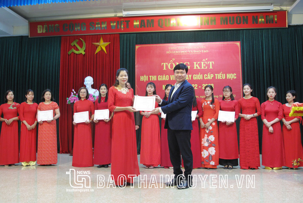  PGS-TS Phạm Việt Đức, Giám đốc Sở Giáo dục và Đào tạo, trao Giấy chứng nhận cho các giáo viên đạt danh hiệu giáo viên dạy giỏi cấp tỉnh.