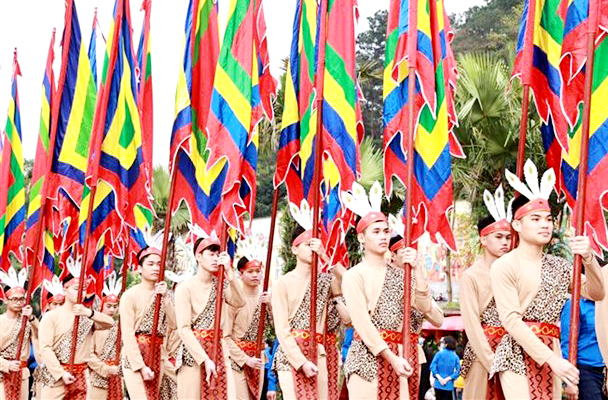  100 thanh niên tượng trưng cho con Lạc cháu Hồng trong trang phục cổ, tay giương cao cờ hội, thể hiện sức sống mãnh liệt của dòng giống Tiên Rồng, tại lễ Giỗ Tổ Hùng Vương ở Phú Thọ năm 2021. (Ảnh: Thống Nhất /TTXVN)