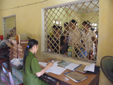Chị Nguyễn Thị Thuacute;y Hagrave; trực tiếp dacirc;n, nhận quagrave; gửi cho caacute;c can, phạm nhacirc;n