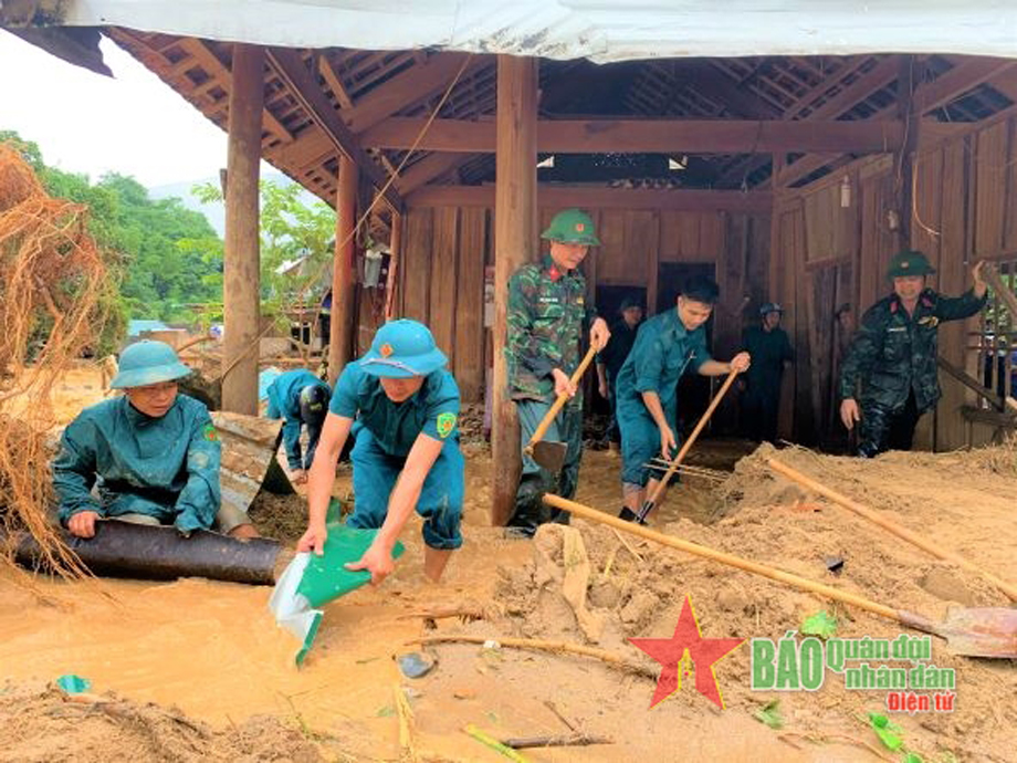 Lực lượng tại chỗ của huyện Kỳ Sơn giúp dân nạo vét bùn đất, dựng lại nhà cửa.