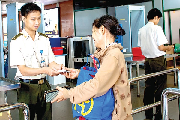  Hành khách có thể bị cấm bay vĩnh viễn nếu làm ảnh hưởng đến an ninh hàng không .Trong ảnh: Kiểm tra an ninh tại Sân bay quốc tế Nội Bài.