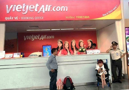  Hành khách Nguyễn Thị Vân vừa bị hãng hàng không Vietjet phục vụ do không đăng ký trước dịch vụ xe lăn.