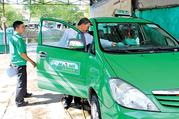  Nhân viên Công ty taxi Mai Linh (Thừa Thiên - Huế) kiểm tra hoạt động của đồng hồ tính cước và TBGSHT.