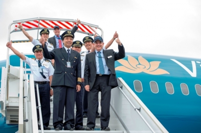   Đại diện Đội phi công B787 của Vietnam Airlines và phi công của Boeing (mặc vest và áo sơ-mi xanh).