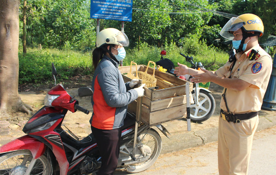  Lực lượng Cảnh sát giao thông (Công an huyện Đại Từ) làm nhiệm vụ tại một tuyến tỉnh lộ qua địa bàn. Ảnh T.L