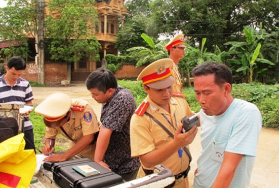  Người điều khiển xe máy sẽ phải học lại Luật giao thông nếu uống nhiều rượu.