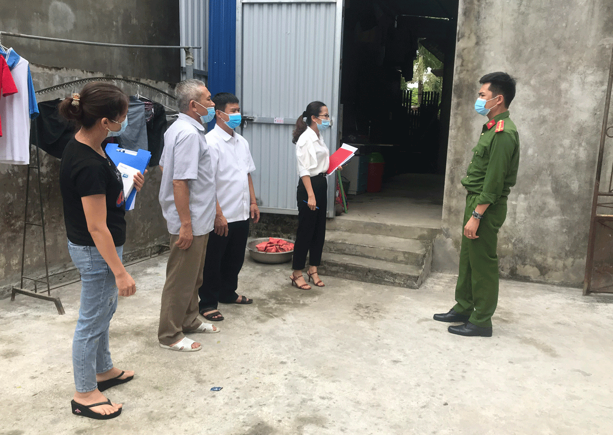  Công an thị trấn Hùng Sơn cùng cán bộ địa phương kiểm tra gia đình có người cách ly tại nhà để phòng, chống COVID-19.