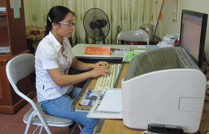  Chị Thugrave;y thường vagrave;o mạng để cập nhật thocirc;ng tin phục vụ bagrave;i giảng