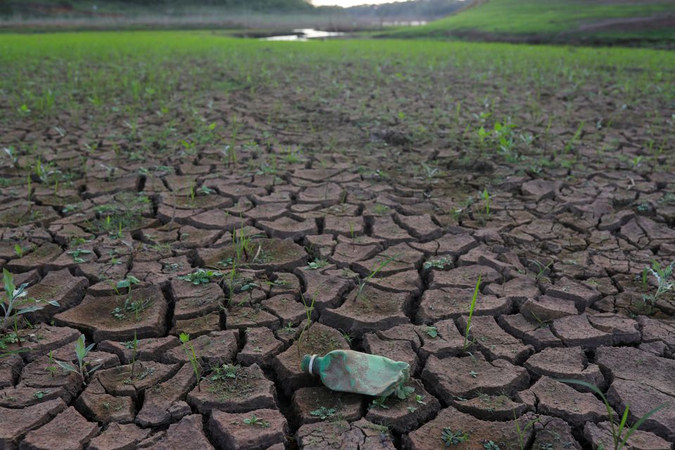  Hồ chứa nước khô nứt nẻ trong đợt hạn hán ở Joanopolis, Brazil, ngày 8-10. Ảnh: Reuters.