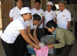 Người dacirc;n xatilde; Tacirc;n Hương tổng hợp số gạo thu được từ chương trigrave;nh thugrave;ng gạo tiết kiệm năm 2009