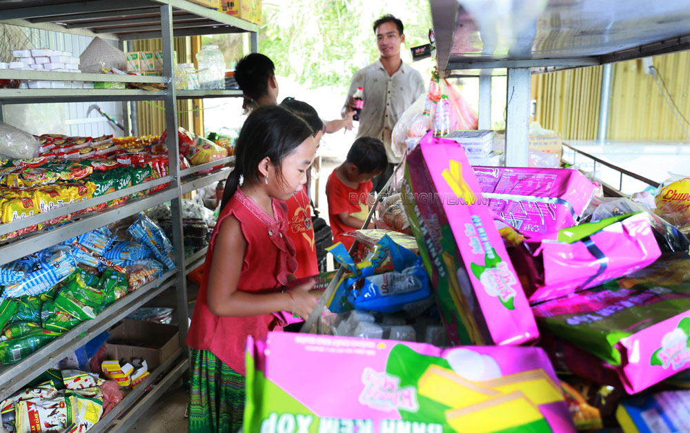 Cửa hàng của gia đình anh Tính ở xóm Lũng Luông (xã Thượng Nung, Võ Nhai) phong phú các mặt hàng và tất cả đều là hàng Việt Nam.