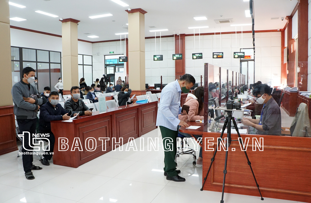  Người dân trực tiếp đến Trung tâm Dịch vụ hành chính công tỉnh để thực hiện các thủ tục hành chính.