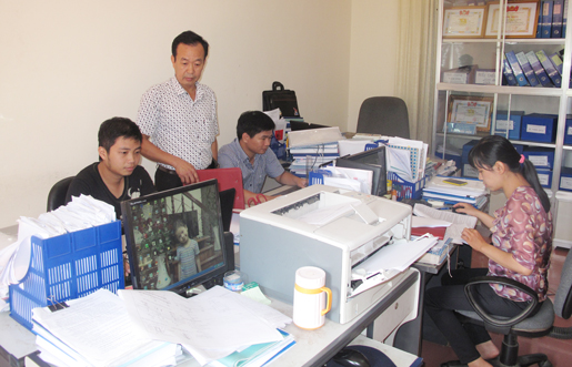  Đồng chí Hà Thế Sáu (người đứng) thường xuyên xuống cơ sở nắm bắt tình hình, tâm tư nguyện vọng của đoàn viên công đoàn để tham mưu cho lãnh đạo Công ty giải quyết.