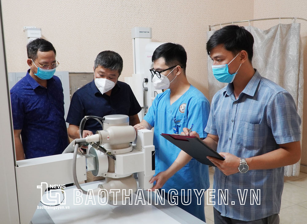  Cán bộ Sở KH&CN kiểm tra mức độ phóng xạ của máy X-quang tại Phòng khám Đa khoa Hà Nội - Thái Nguyên, nằm trên địa bàn phường Phan Đình Phùng (TP. Thái Nguyên).
