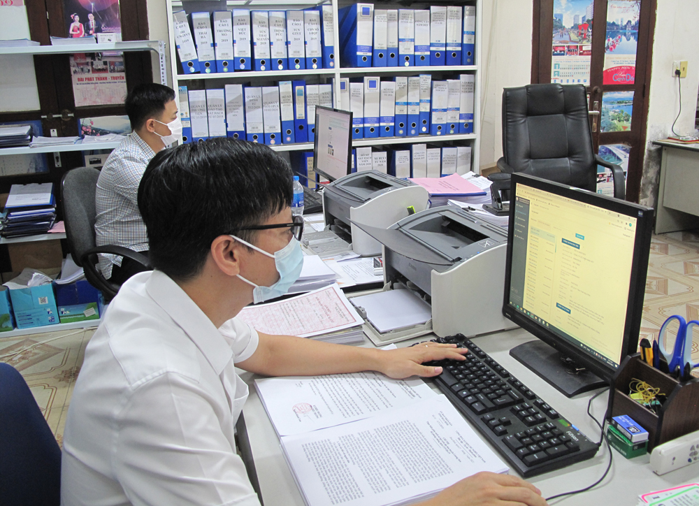  Cán bộ Phòng Quản lý Vận tải, phương tiện và người lái (Sở Giao thông Vận tải) xử lý công việc trên Hệ thống quản lý văn bản..