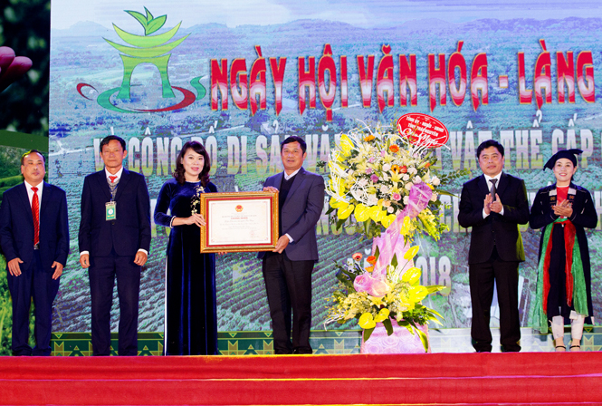  Đồng chí Phạm Thái Hanh, Ủy viên Ban Thường vụ Tỉnh ủy, Giám đốc Sở Văn hoá - Thể thao và Du lịch trao Chứng nhận Di sản phi vật thể quốc gia Lễ hội cầu mùa của người Sán Chay cho huyện Phú Lương.
