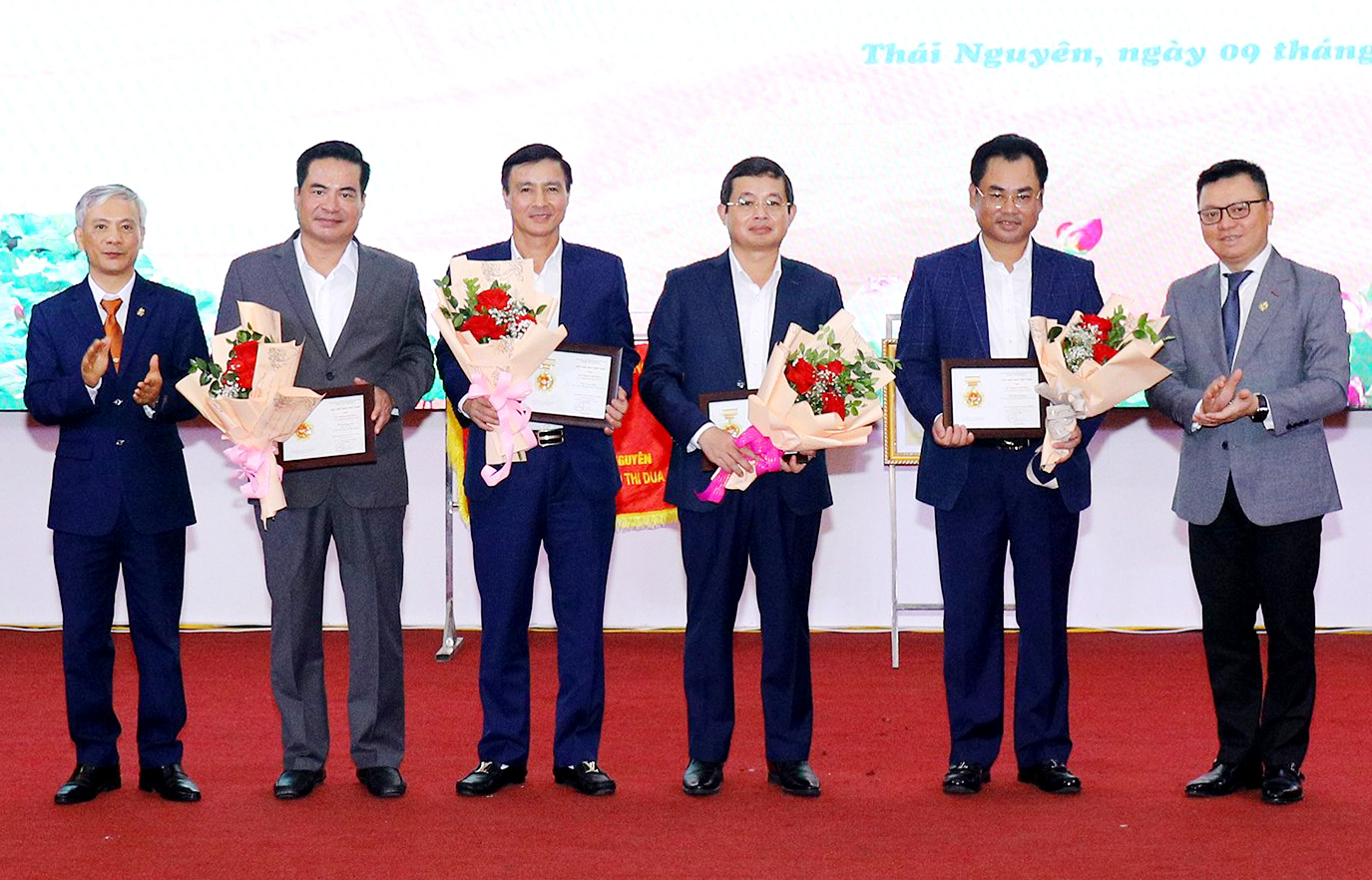  Đồng chí Lê Quốc Minh, Ủy viên Trung ương Đảng, Tổng Biên tập Báo Nhân Dân, Phó Trưởng Ban Tuyên giáo Trung ương, Chủ tịch Hội Nhà báo Việt Nam trao tặng Kỷ niệm chương “Vì sự nghiệp báo chí cách mạng Việt Nam” cho các đồng chí lãnh đạo tỉnh.