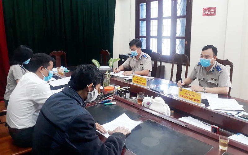 Cán bộ, chấp hành viên của Chi cục Thi hành án Dân sự huyện Phú Bình vận động đương sự tự nguyện thi hành án.