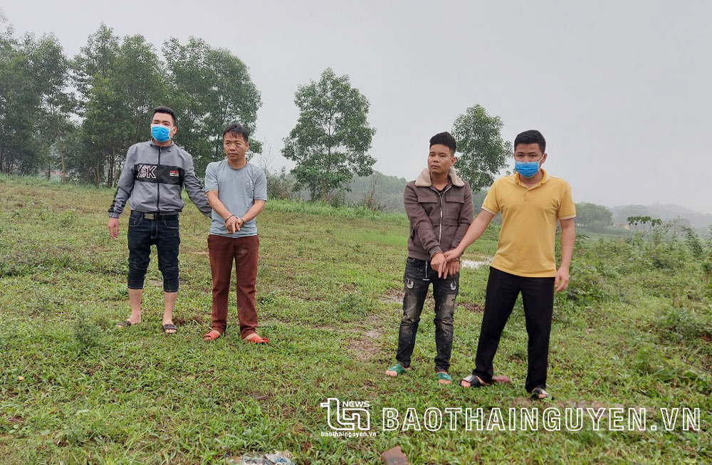  Lực lượng Công an thành phố Thái Nguyên đưa các nghi can xác nhận hiện trường vụ trộm trâu trong chuyên án VA412-T.