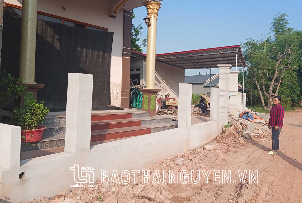  Gia đình bà Nguyễn Thị Mùa, ở xóm Thanh Lương, đã tự nguyện phá dỡ các công trình phụ gồm tường rào, nhà bếp và hiến đất phục vụ công trình.