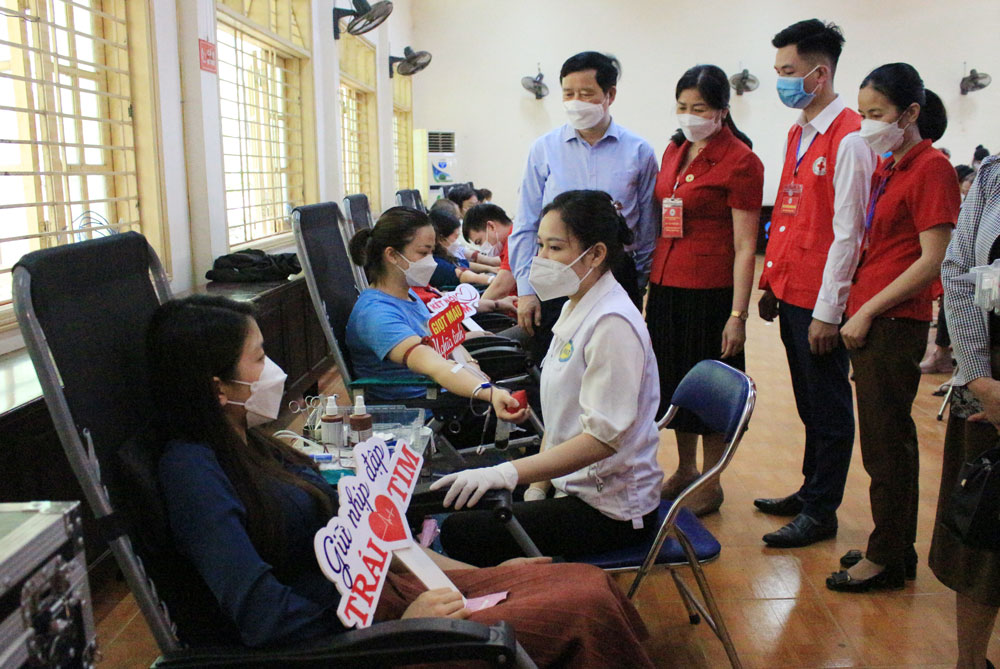  Ngày hội thu hút trên 800 cán bộ, công chức, người lao động và đông đảo nhân dân trên địa bàn đăng ký tham gia hiến máu.