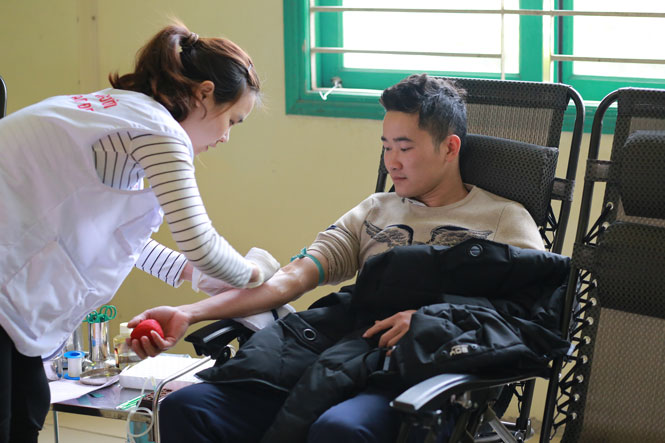  Sinh viên Trường Đại học Khoa học (Đại học Thái Nguyên) tham gia hiến máu tình nguyện trong chương trình Ngày Chủ nhật đỏ