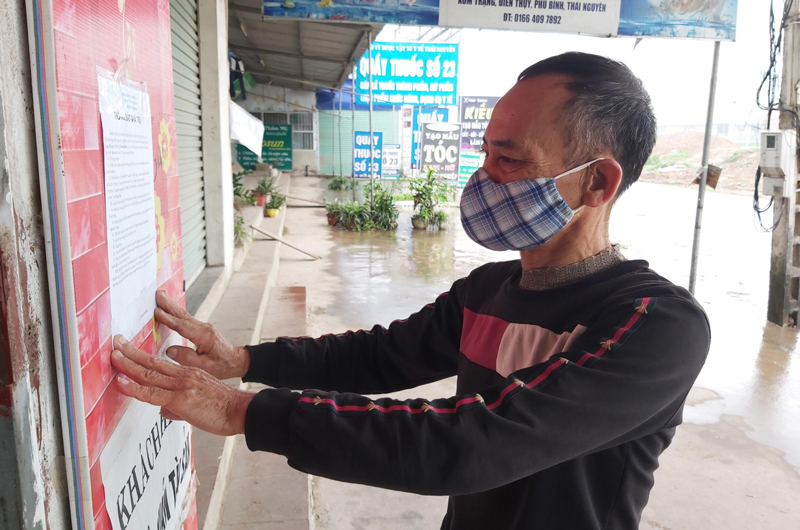  Ông Dương Văn Hiệp ở xóm Trạng (xã Điềm Thụy, Phú Bình) dán thông báo về việc thực hiện nghiêm các quy định phòng, chống dịch COVID 19 ở khu nhà trọ.