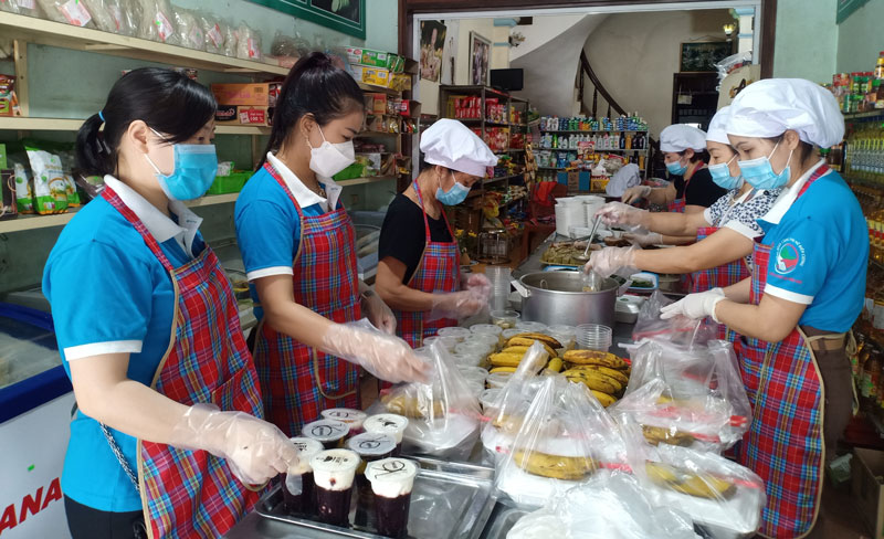  Cán bộ, hội viên phụ nữ thị trấn Đu và nhân viên cửa hàng tự chọn Hoa Thụ chia các suất ăn.
