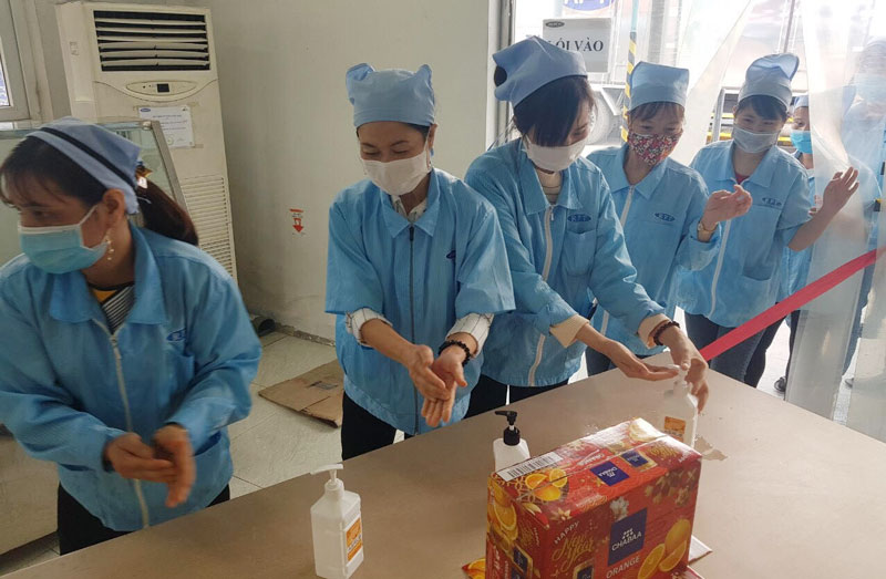  NLĐ của Công ty TNHH RFTech Thái Nguyên ở KCN Điềm Thụy (huyện Phú Bình) thực hiện đeo khẩu trang và thường xuyên rửa tay bằng dung dịch diệt khuẩn tại nơi làm việc để hạn chế nguy cơ lây nhiễm dịch bệnh viêm đường hô hấp cấp do virus Corona.