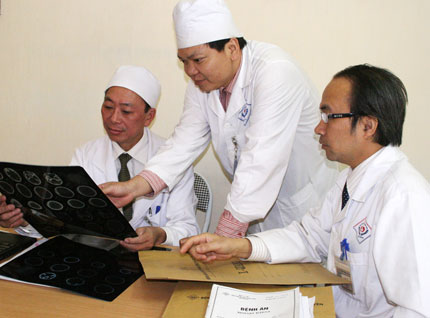  Ban latilde;nh đạo Khoa CTCH hội chẩn chuẩn đoaacute;n vết thương cho một bệnh nhacirc;n nghi bị chấn thương sọ natilde;o