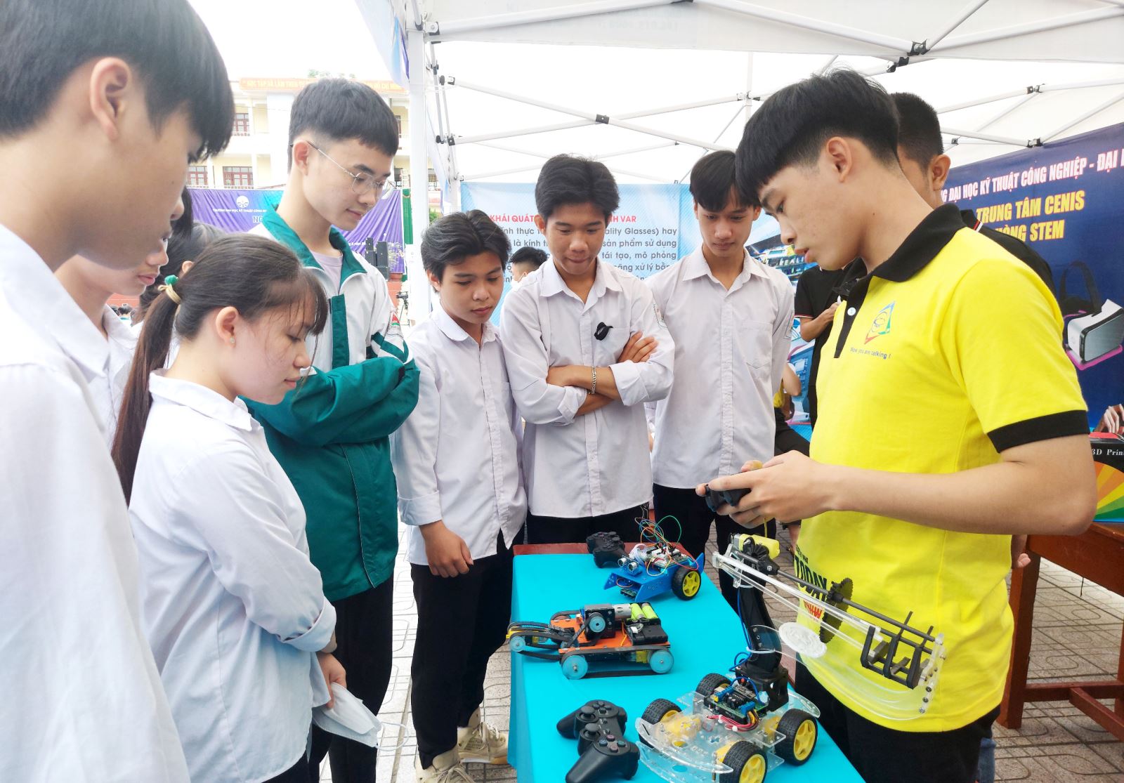 Câu lạc bộ STEM khoa học tự nhiên Trường THPT Định Hóa được sự hỗ trợ của Trường Đại học Kỹ thuật Công nghiệp (Đại học Thái Nguyên) tổ chức trải nghiệm về điều khiển tự động.