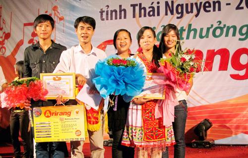  Anh Lê Minh Hải (người đứng thứ hai từ trái sang) cùng với đội văn nghệ của trường tại Hội thi tiếng hát học sinh, sinh viên toàn tỉnh.