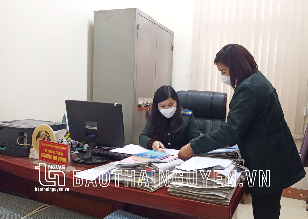  Cán bộ Chi Cục THADS huyện Đồng Hỷ trao đổi công việc.