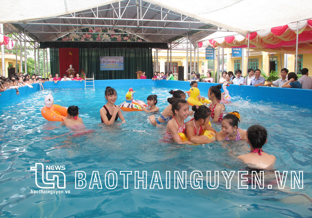  Hiện trên địa bàn tỉnh có khoảng 10 trường học thực hiện xã hội hóa lắp đặt bể bơi thông minh để tổ chức các lớp dạy bơi cho học sinh. Ảnh T.L