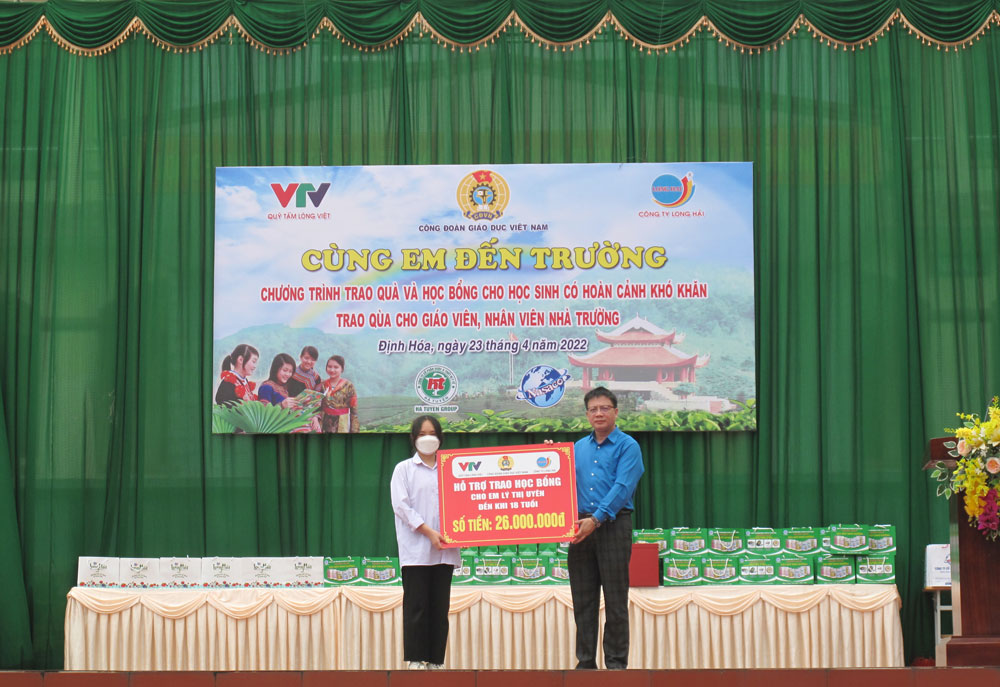  Ông Nguyễn Ngọc Ân, Chủ tịch Công đoàn Giáo dục Việt Nam trao học bổng cho học sinh nghèo vượt khó học giỏi.