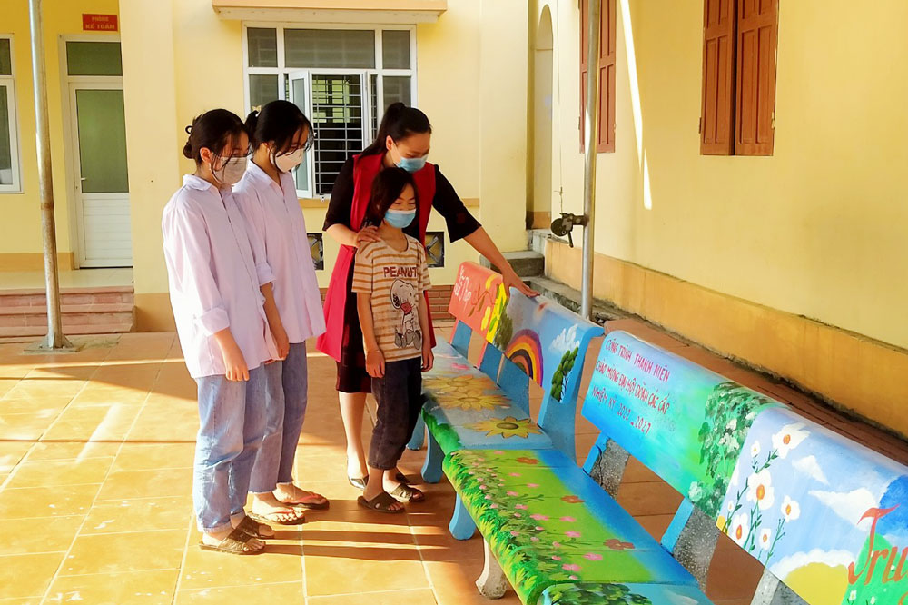  Bí thư Chi bộ, Hiệu trưởng Nguyễn Thị Hằng Hương giới thiệu tranh trên ghế đá do học sinh của Trường THCS Cúc Đường vẽ - Công trình chào mừng đại hội đoàn các cấp.