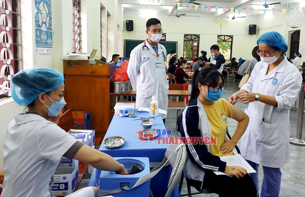  Các y, bác sĩ tiêm vắc-xin phòng COVID-19 cho học sinh Trường THPT Đồng Hỷ.