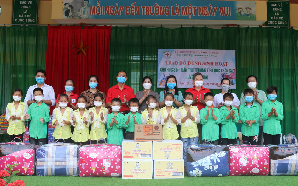  Hội Chữ thập đỏ tỉnh trao tặng các đồ dùng cá nhân cho học sinh bán trú Trường Tiểu học Thần Sa (Võ Nhai).
