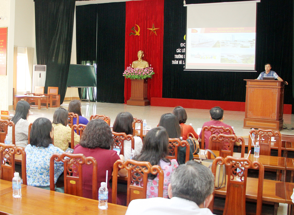  Đồng chí Trưởng Ban Tuyên giáo Tỉnh uỷ trình bày chuyên đề về tình hình phát triển kinh tế - xã hội của tỉnh Thái Nguyên.