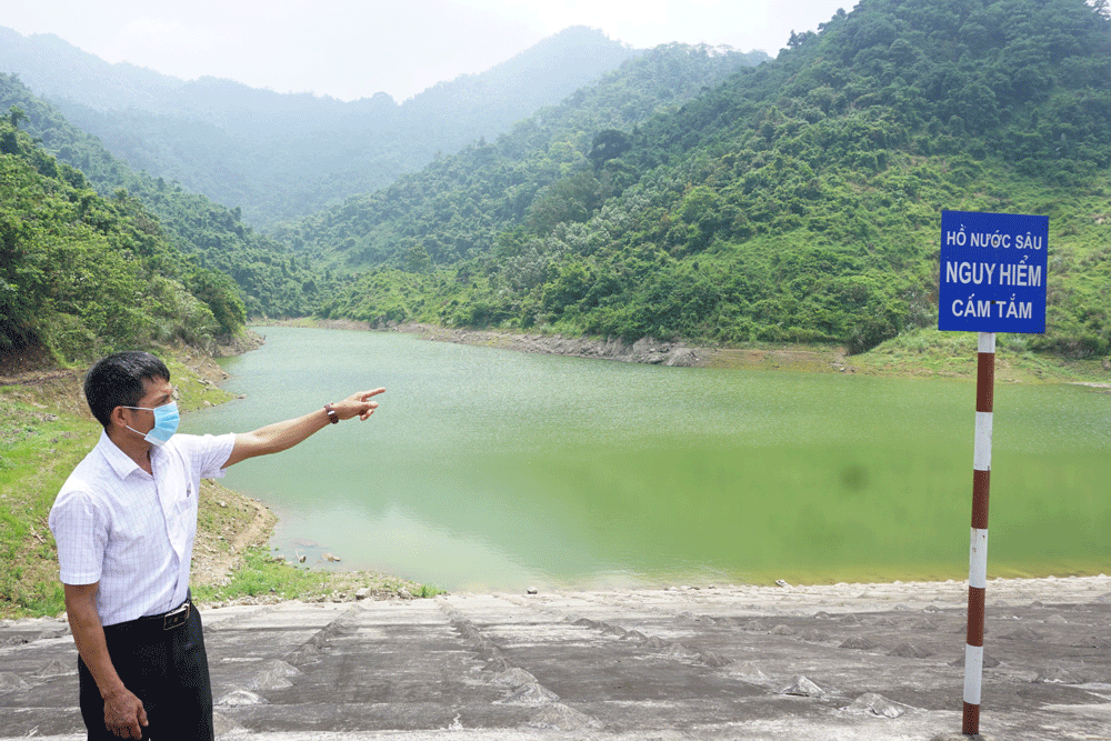 Cán bộ quản lý hồ Đồng Cẩu, xã Hoà Bình (Đồng Hỷ) kiểm tra vận hành an toàn hồ.
