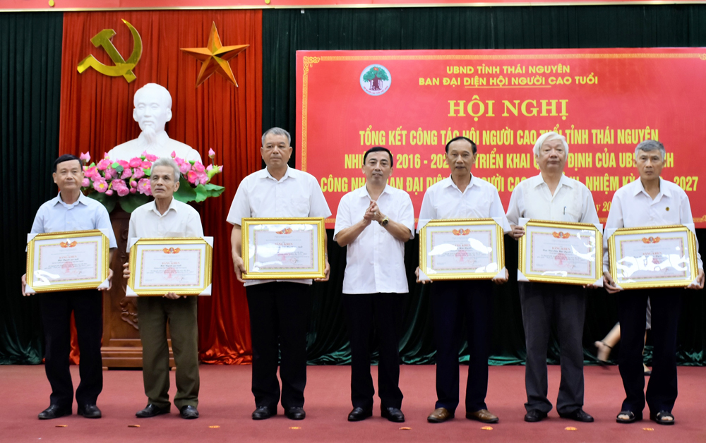 Đại diện lãnh đạo Ban Dân vận Tỉnh ủy tặng Bằng khen của Trung ương Hội NCT Việt Nam cho các tập thể, cá nhân NCT có thành tích trong phong trào thi đua "Tuổi cao gương sáng" giai đoạn 2016-2021.