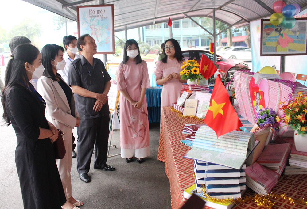  Các đại biểu tham quan không gian trưng bày sách tại Ngày hội.