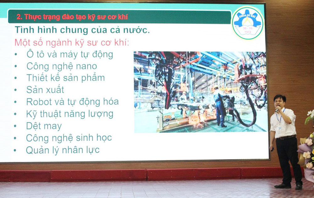 TS. Lưu Anh Tùng, Phó trưởng Khoa Cơ khí, trình bày nội dung về thực trạng, giải pháp nâng cao chất lượng đào tạo kỹ sư cơ khí đáp ứng yêu cầu thực tiễn.