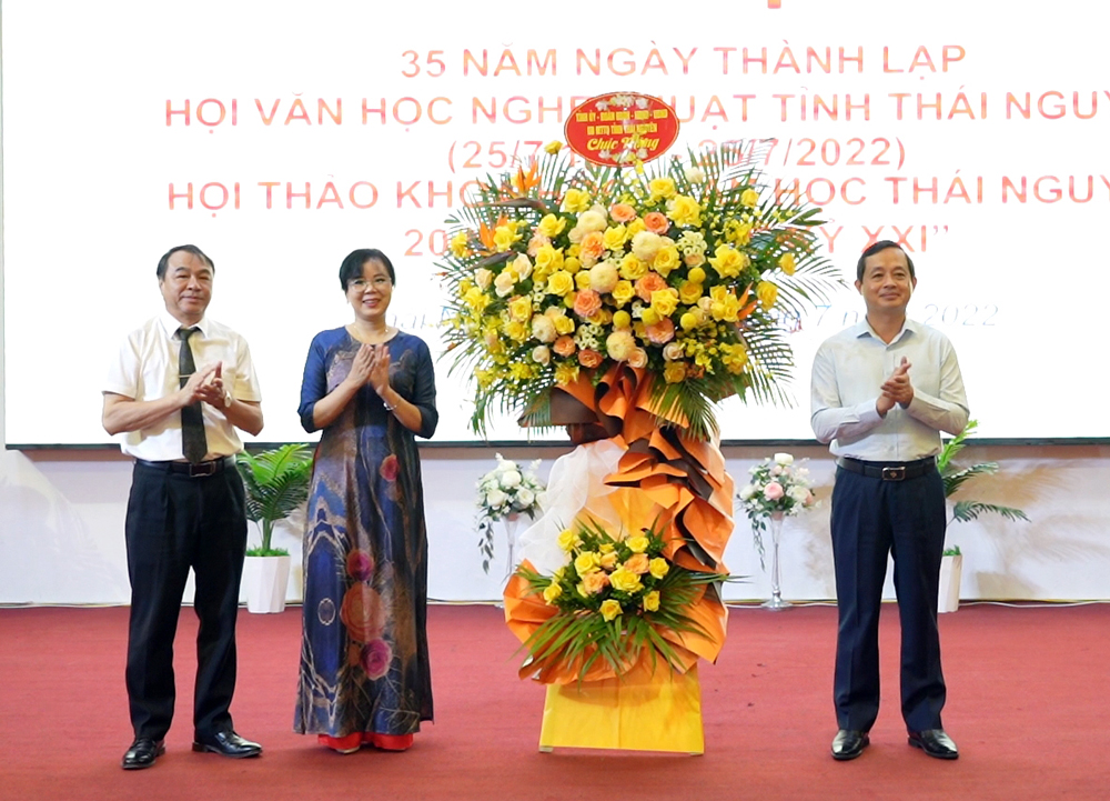  Đồng chí Phạm Hoàng Sơn tặng hoa chúc mừng Hội VHNT tỉnh nhân kỷ niệm 35 năm Ngày thành lập.