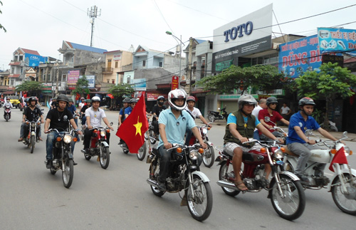  Thành viên của các câu lạc bộ 67 diễu hành tại T.P Thái Nguyên.