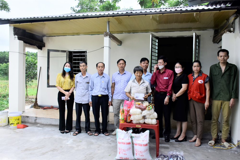  Đại diện các nhà hảo tâm tặng quà gia đình bà Đặng Thị Múi, xóm Suối Khách, xã Hợp Tiến.
