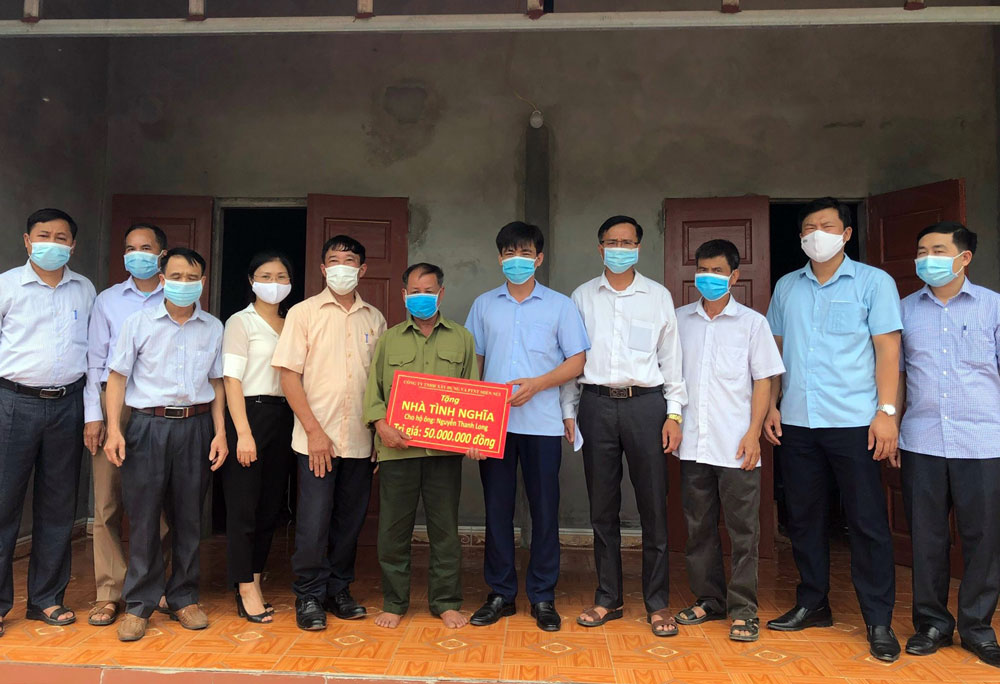  Công tác kêu gọi, vận động các nguồn hỗ trợ xây dựng nhà ở cho hộ nghèo, cận nghèo đã được huyện triển khai hiệu quả trong thời gian qua. Trong ảnh: Đại diện UBND huyện và các nhà hảo tâm trao hỗ trợ cho hộ cận nghèo tại xã Ôn Lương (huyện Phú Lương).  