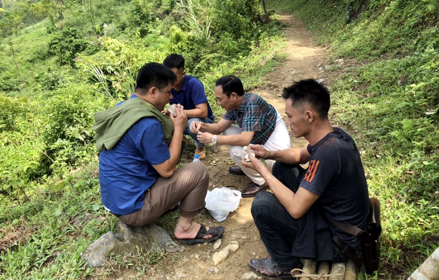  Cán bộ, chiến sĩ Phòng An ninh đối nội, Công an tỉnh trong một lần đi cơ sở tại Bản Tèn, xã Văn Lăng (Đồng Hỷ).